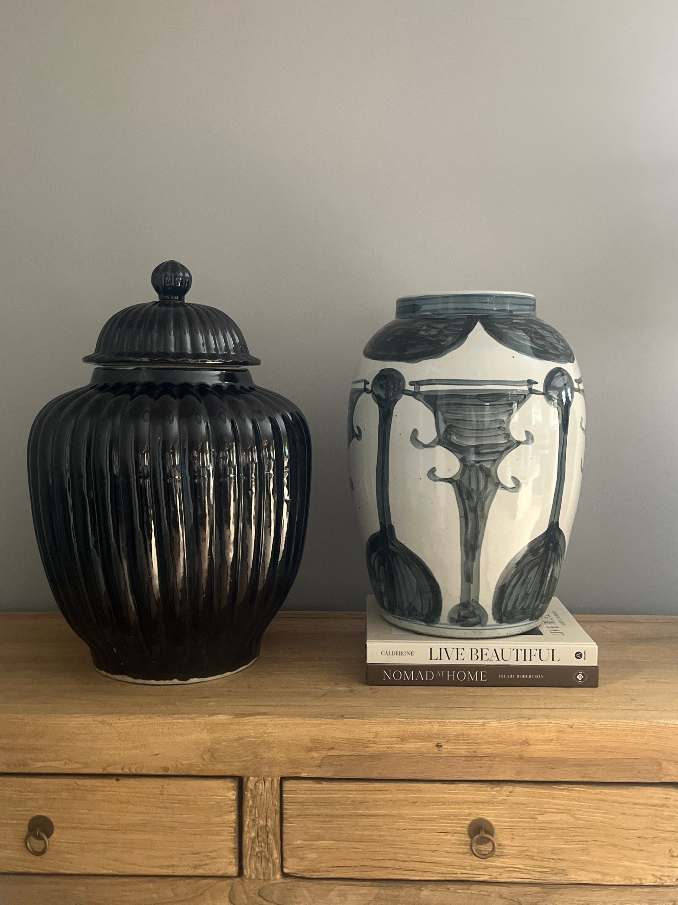 Hvit vase med mønster