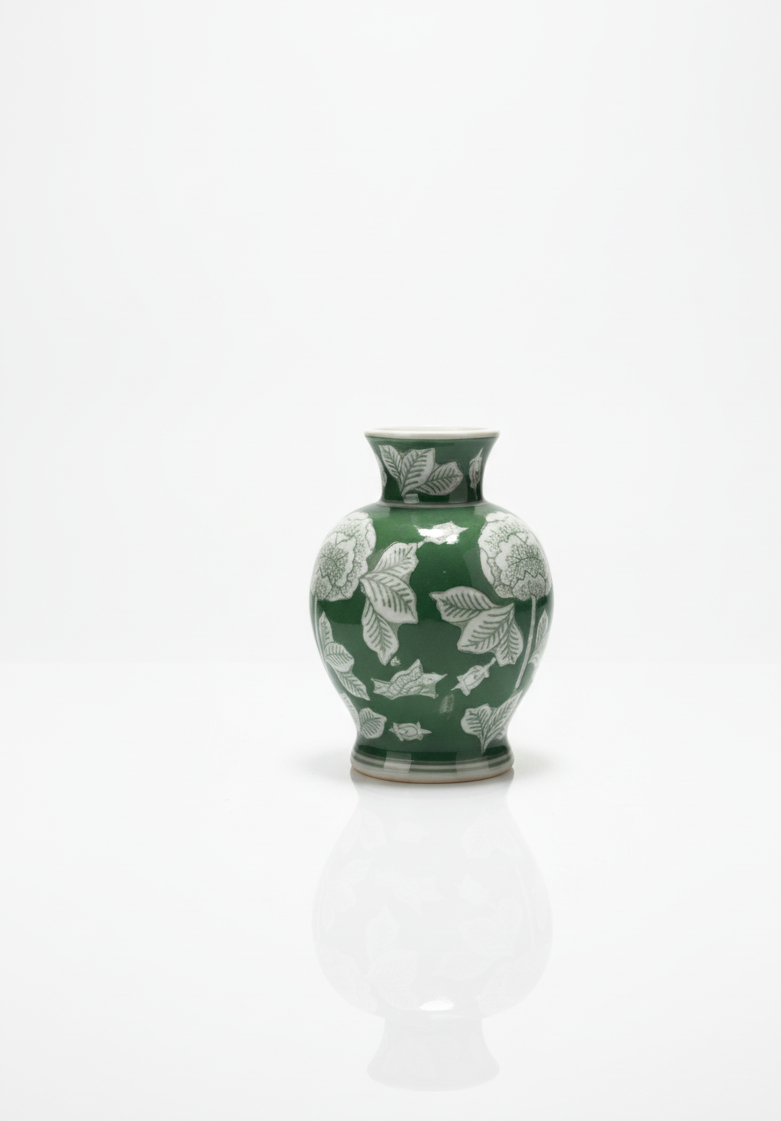 Grønn vase med hvite blomster
